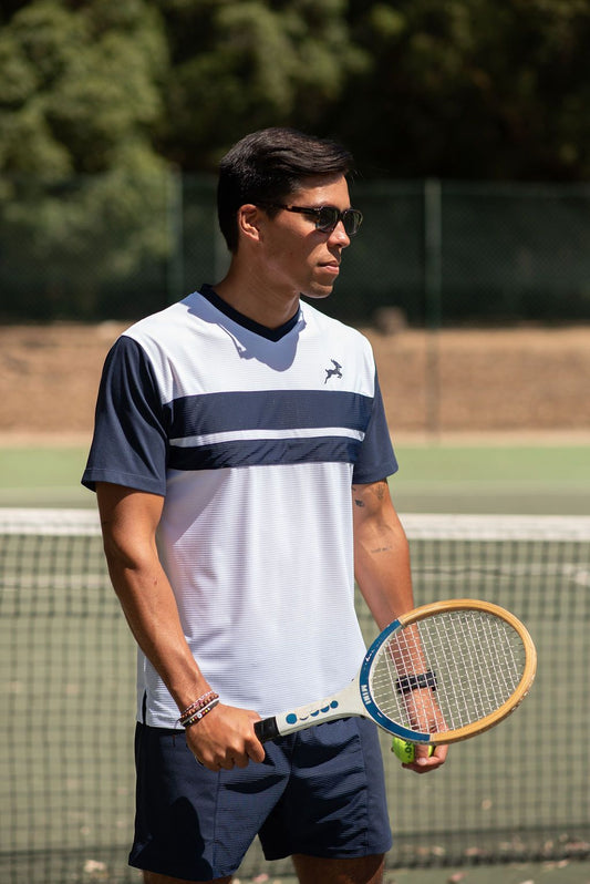 T-shirt de ténis branca com blocos azul-marinho e decote em V, Nordi Activewear